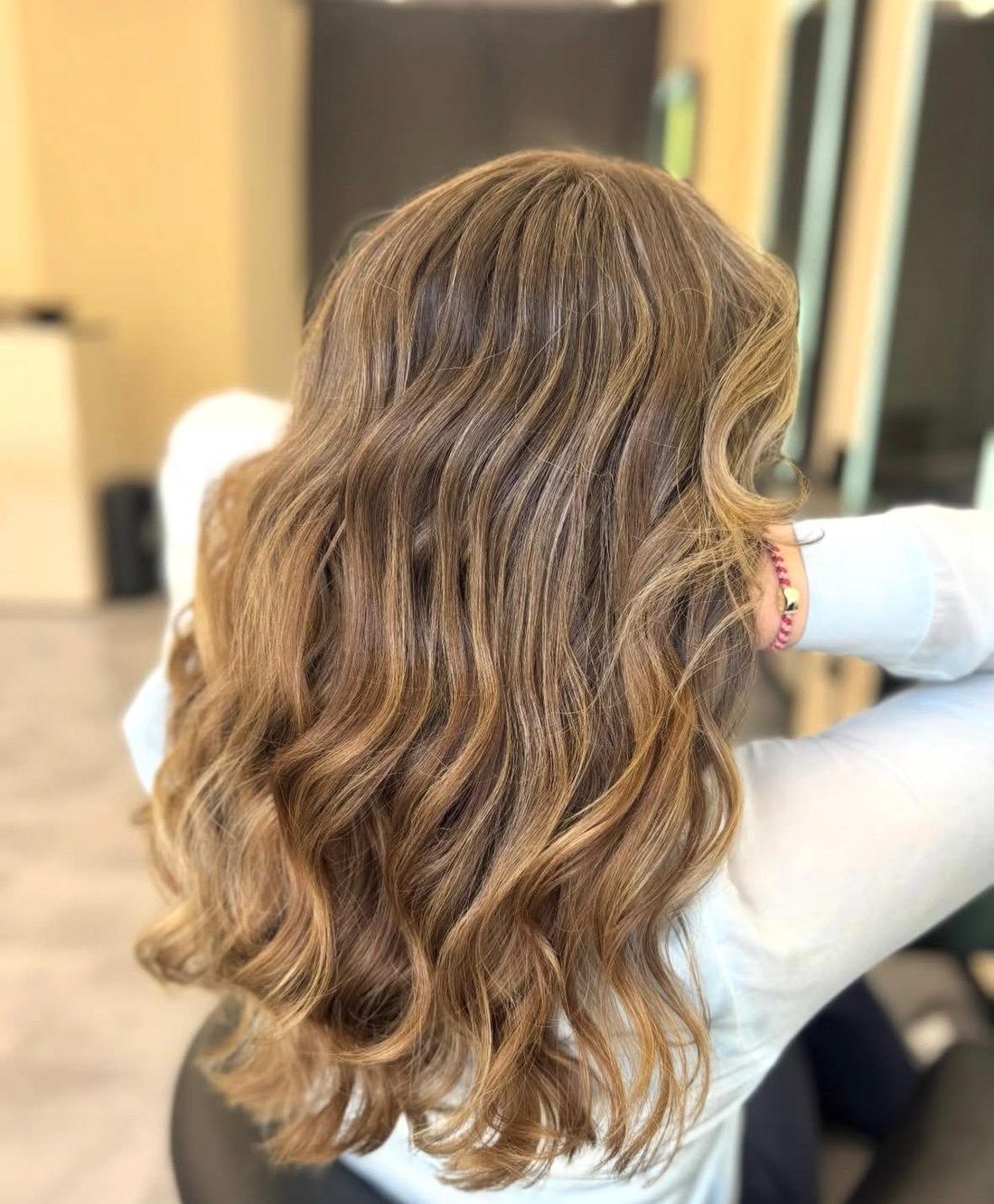 Balayage in Karamelltönen mit langen Wellen