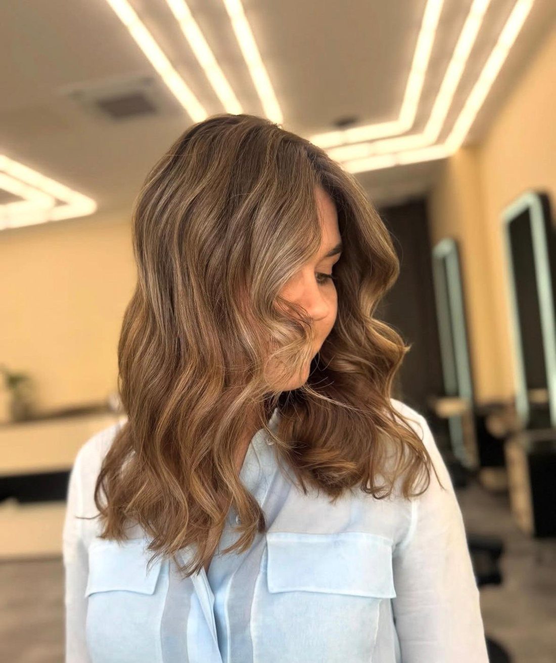 Balayage in warmen Brauntönen, gewellt gestylt