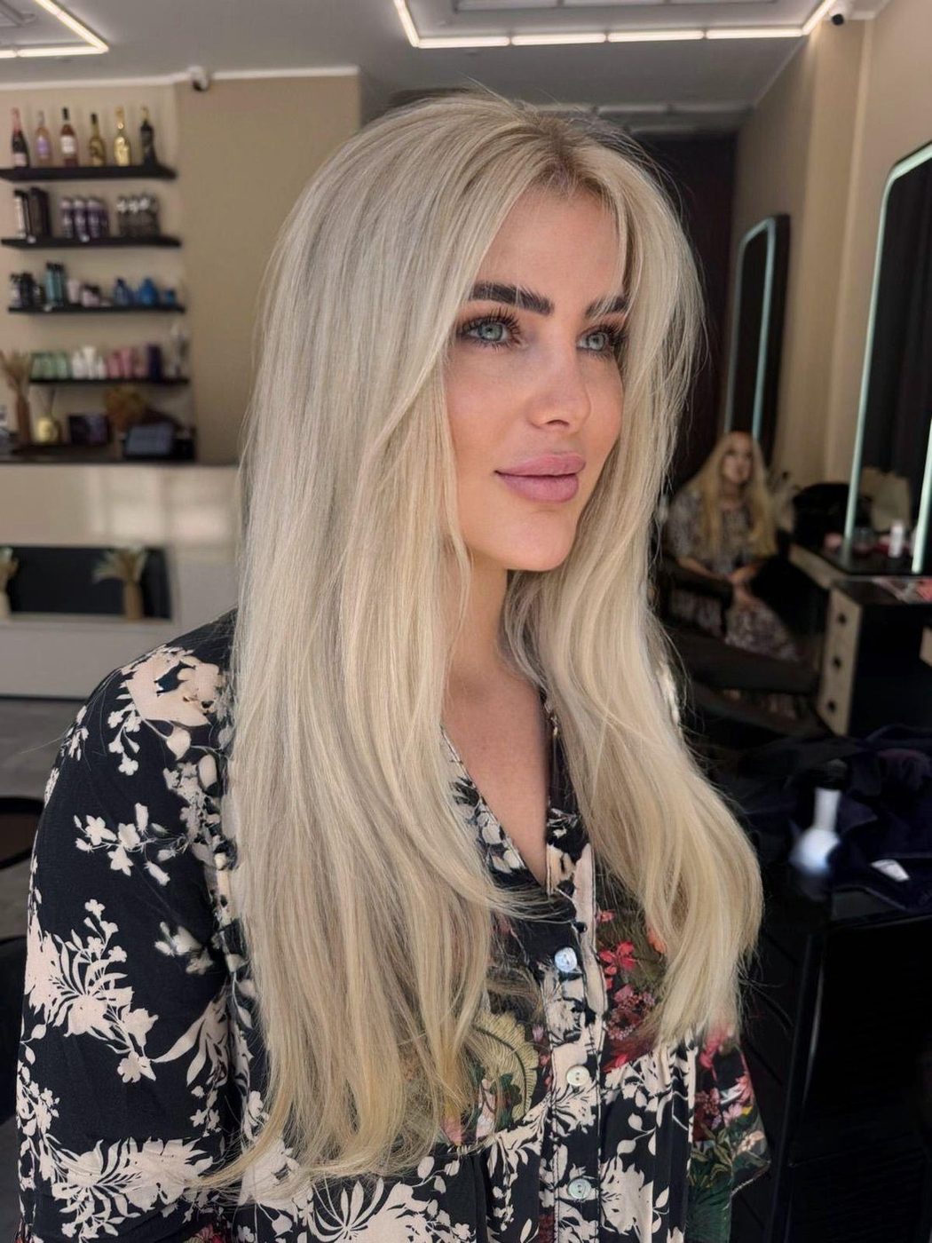Platinblonde Längen mit hellem Ansatz