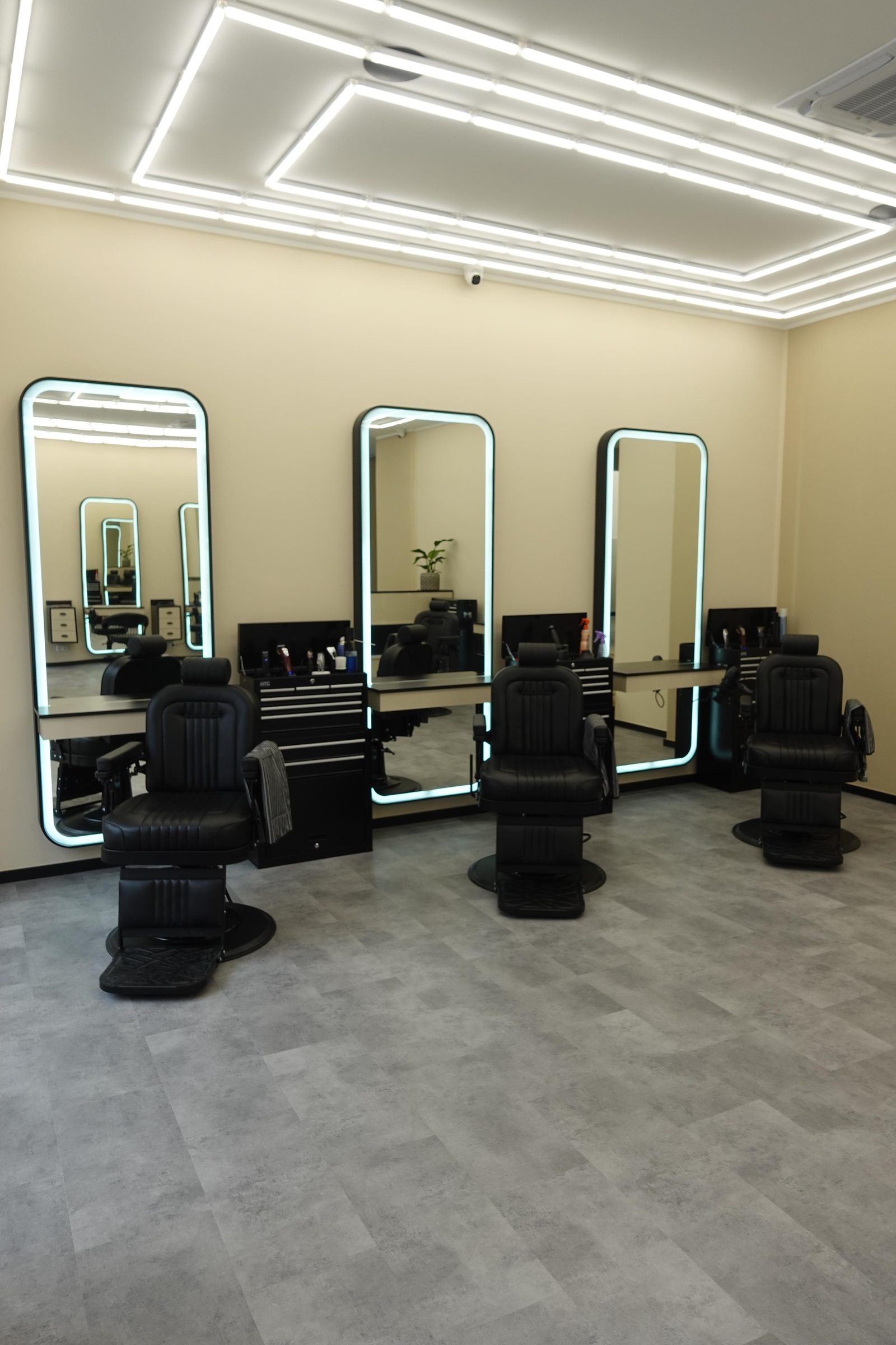 Salonbereich mit beleuchteten Spiegeln