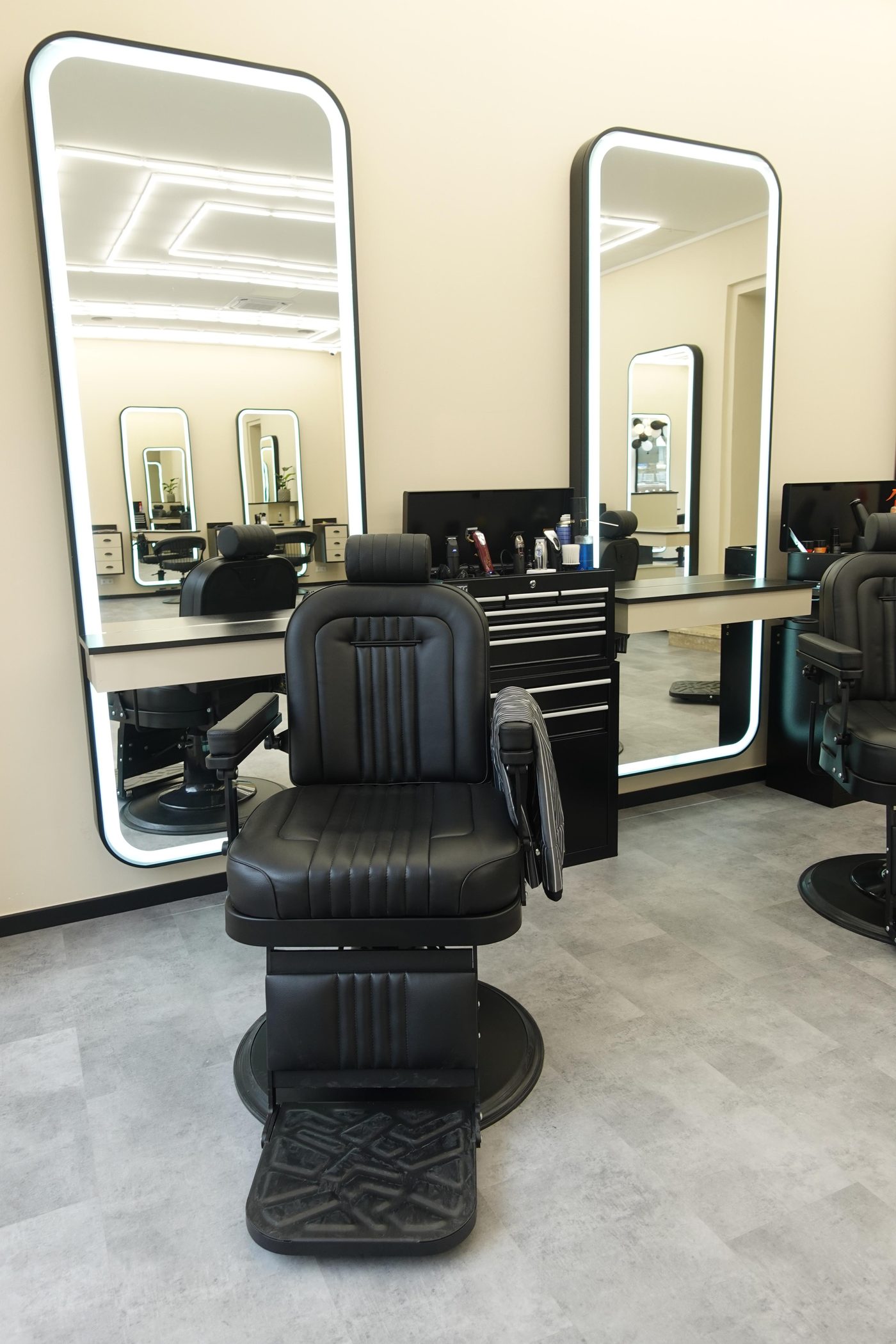 Barber-Stuhl vor beleuchtetem Spiegel