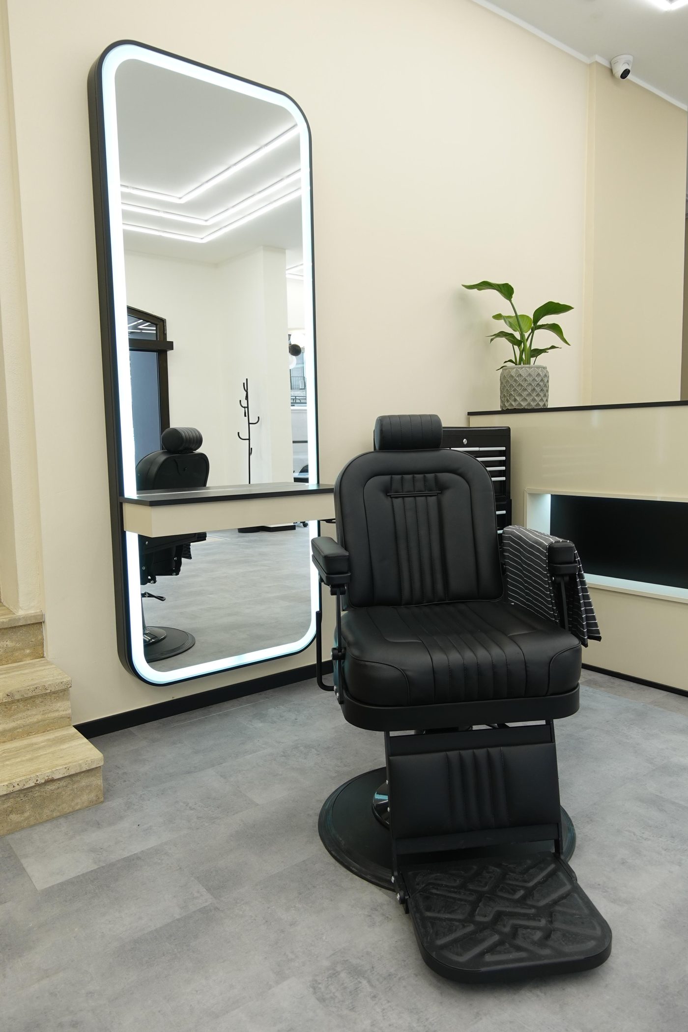 Arbeitsplatz im Studio 15 mit Spiegel und Styling-Stuhl